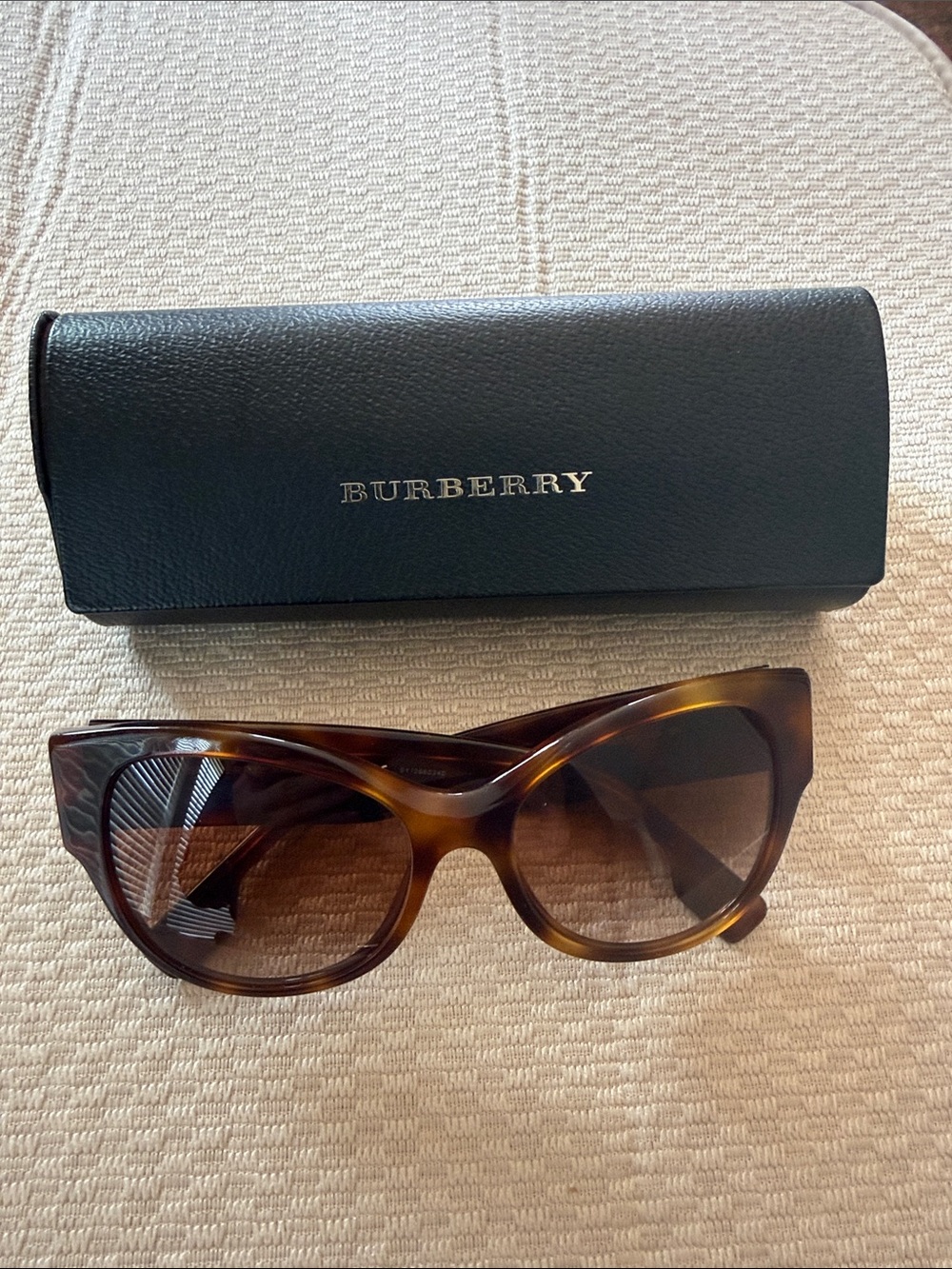 Burberry Brown Tortoiseshell Cat-Eye Sunglasses with Case